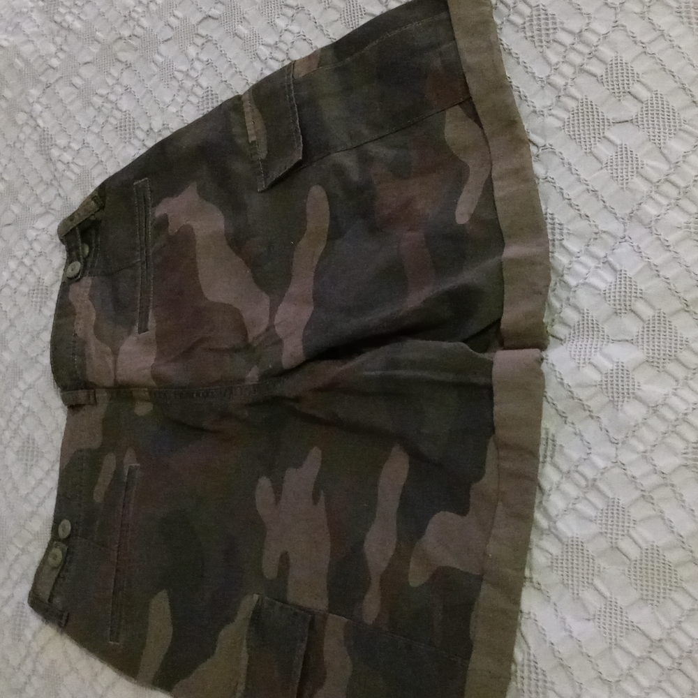 Shorts - Picture 2 of 4